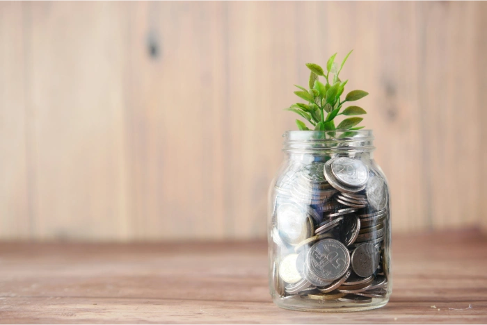 Úspory vs. investice: Kdy má smysl nechat peníze stranou a kdy je nechat pracovat